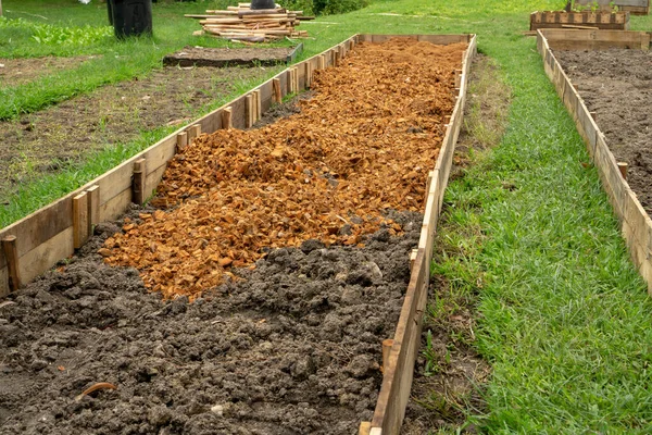 Przygotowanie Gleby Drewnianej Zabudowie Sadzenia Szkółki Ogrodniczej Parku — Zdjęcie stockowe