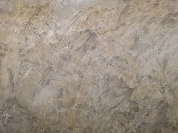 Açık kahverengi kabataslak desenli beton deri ve yüzeyinde rastgele desenli beton alçı.
