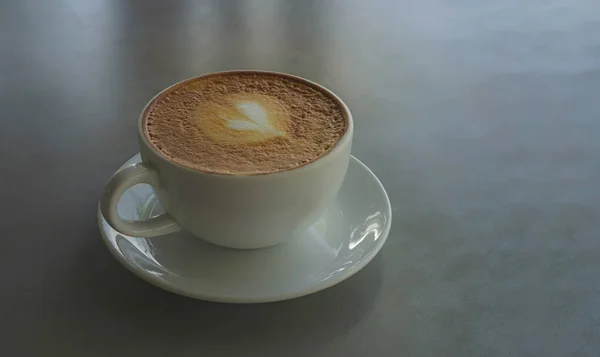 Bebida Saborosa Uma Xícara Café Capuccino Decorado Com Padrão Coração — Fotografia de Stock