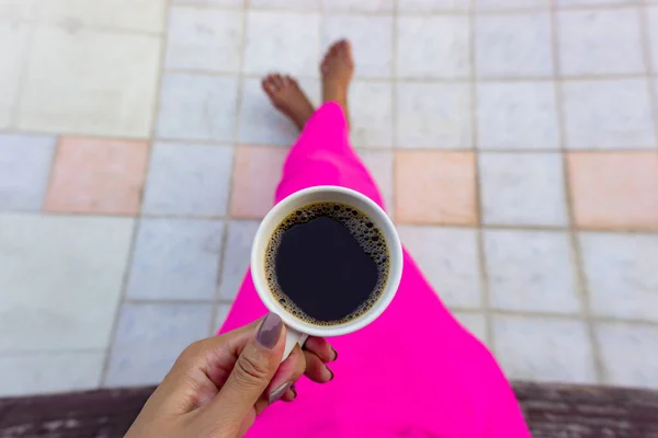 Una Taza Blanca Café Negro Mano Una Mujer Piel Bronceada —  Fotos de Stock