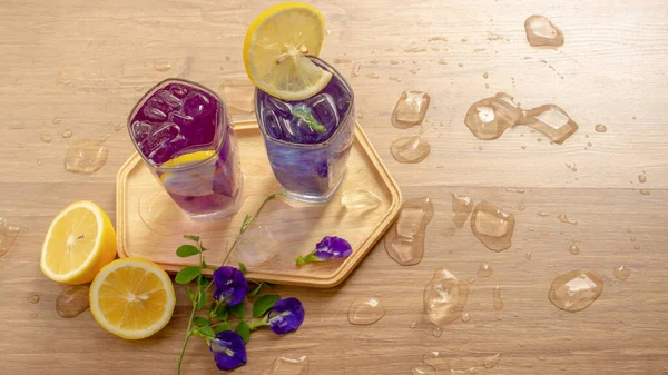 Twee Glazen Blue Violet Butterfly Erwt Bloemensap Drinken Versierd Met — Stockfoto