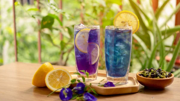 Twee Glazen Blue Violet Butterfly Erwt Bloemensap Drinken Versierd Met — Stockfoto