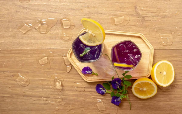 Twee Glazen Blue Violet Butterfly Erwt Bloemensap Drinken Versierd Met — Stockfoto