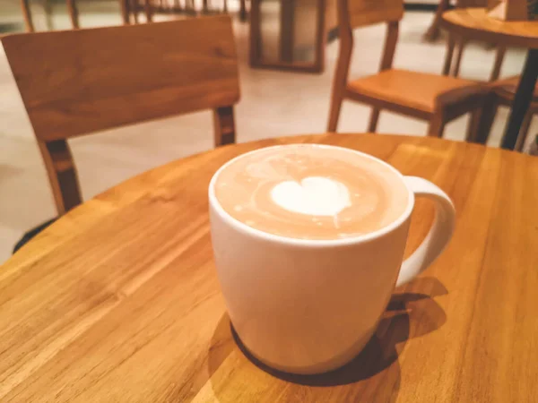 Uma Xícara Branca Cappuccino Quente Com Caneca Coração Branco Topo — Fotografia de Stock