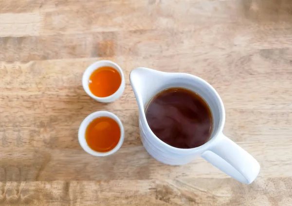 Frasco Caliente Dos Tazas Una Mesa Madera Marrón Para Beber — Foto de Stock