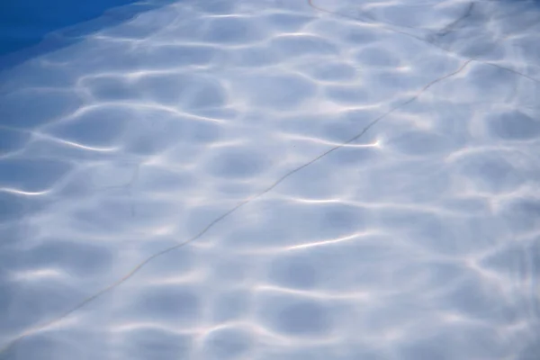 Reflejo Superficie Del Agua Por Encima Del Patrón Azulejos Blancos — Foto de Stock