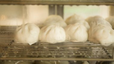Buharda pişmiş pek çok lezzetli ekmek buharsız rafta, fotokopi alanı ile birlikte.