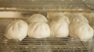 Buharda pişirilmiş leziz çörekler, buharda paslanmaz rafta, fotokopi alanı ile.
