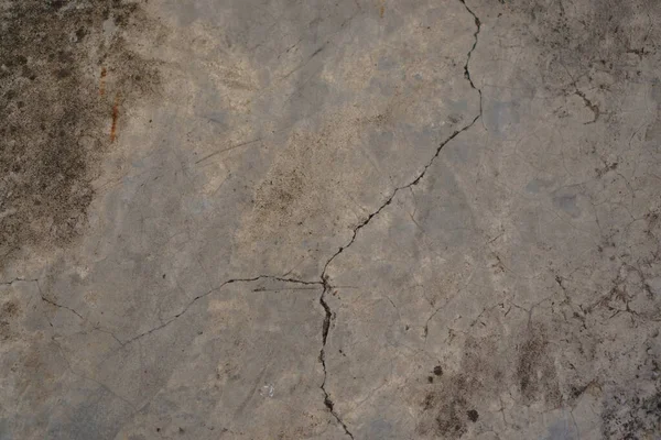 床の上の古い灰色のコンクリート表面割れのライン — ストック写真