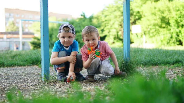 Zwei süße kleine Jungen auf dem Spielplatz mit Spielzeug — Stockfoto