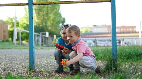 Zwei kleine Jungen auf dem Spielplatz mit Spielzeug — Stockfoto