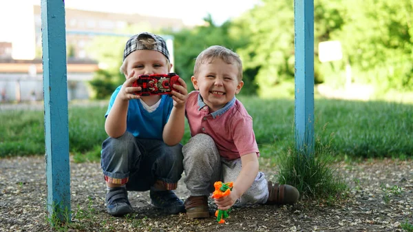 Zwei kleine Jungen auf dem Spielplatz mit Spielzeug — Stockfoto