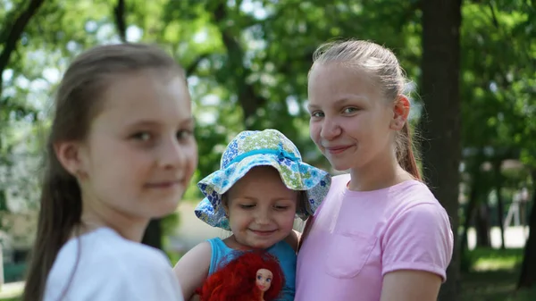 Yazın parkta poz veren üç gülümseyen kızın portresi — Stok fotoğraf