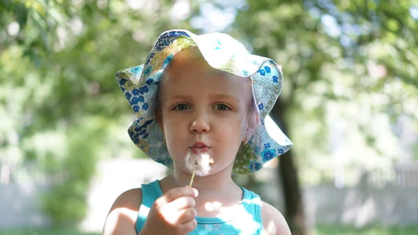 Πορτρέτο του μικρού κοριτσιού με πικραλίδα στο πάρκο — Φωτογραφία Αρχείου