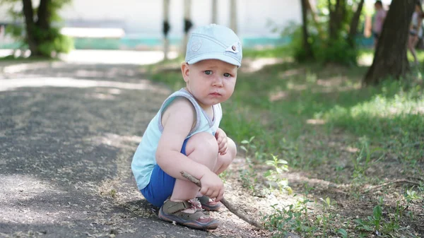 Menino em azul T-shirt no gramado no parque — Fotografia de Stock