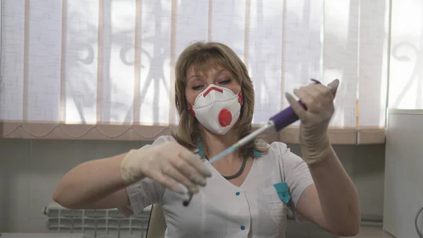 Potret Seorang Teknisi Laboratorium Medis Dengan Respirator Katup Merah Dari — Stok Foto