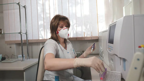 Portrait Medical Laboratory Technician Red Valve Respirator Coronavirus Laboratory Investigation — Stock Photo, Image