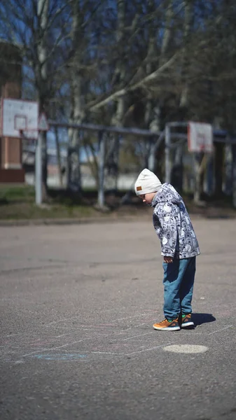 Piccolo Ragazzo Carino Gioca Hopscotch Disegnato Sul Pavimento Gesso Sul — Foto Stock