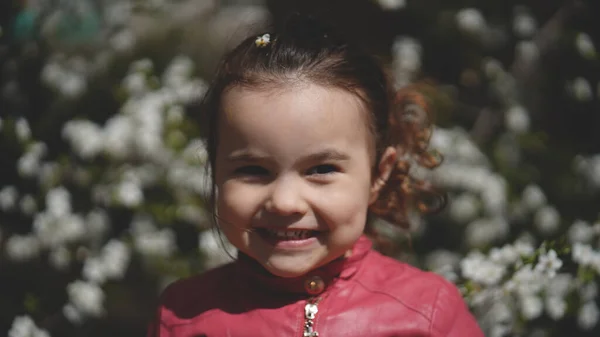 Retrato Menina Bonito Entre Ramos Árvore Florescente Primavera Parque Bebê — Fotografia de Stock