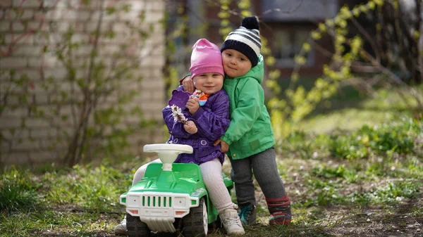 Kleine Süße Jungen Und Mädchen Posieren Auf Einem Grünen Spielzeugauto — Stockfoto