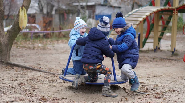 Drei Kleine Süße Jungs Fahren Auf Einem Karussell Auf Dem — Stockfoto