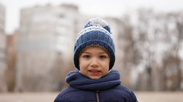 Portret Uroczego Chłopca Biało Niebieskiej Dzianinie Pomponem Niebieskim Szalikiem Placu — Zdjęcie stockowe