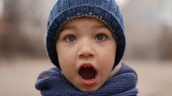 Retrato Niño Lindo Con Una Mirada Sorprendida Sombrero Punto Blanco — Foto de Stock