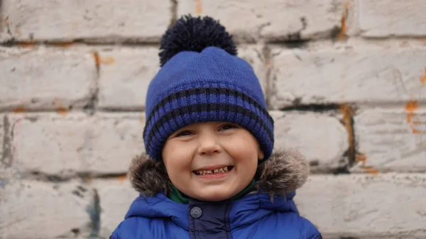 Portret Małego Zabawnego Chłopca Czapce Dzianiny Pętelkowej Ceglanym Tle — Zdjęcie stockowe