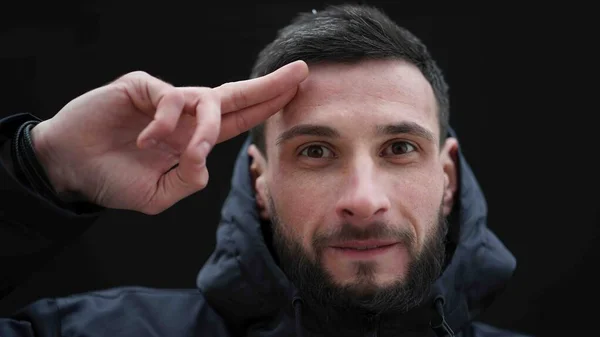 Portrait Jeune Homme Saluant Avec Une Barbe Noire Sur Fond — Photo