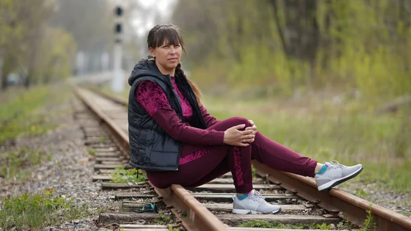 Jeune Femme Costume Rouge Gilet Assis Sur Les Rails Chemin — Photo