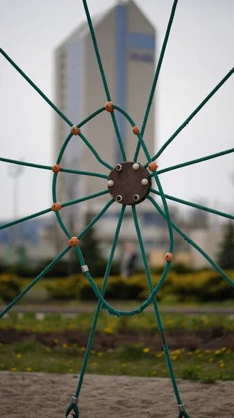 Réseau Cordes Vertes Dans Parc Municipal Sur Fond Immeuble Grande — Photo