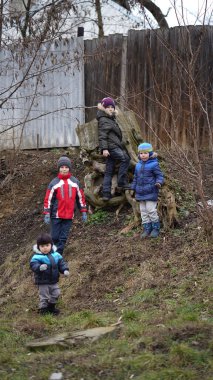 Çocukların okul bahçesindeki bir yamaçta karsız toplu portresi.