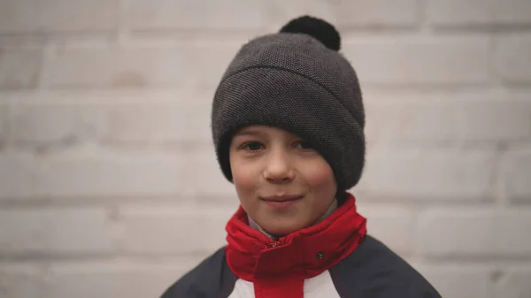 Retrato Menino Bonito Jaqueta Com Gola Vermelha Boné Bebê Criança — Fotografia de Stock