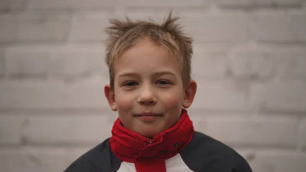 Πορτρέτο Του Μικρού Χαριτωμένο Αγόρι Στο Σακάκι Κόκκινο Γιακά Λευκό — Φωτογραφία Αρχείου