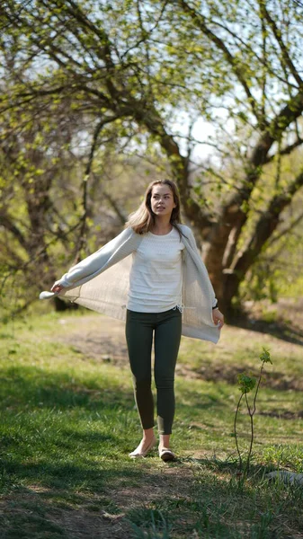 Portret Stylowej Atrakcyjnej Kobiety Długimi Włosami Ścieżkach Wiosennym Parku Dojrzała — Zdjęcie stockowe