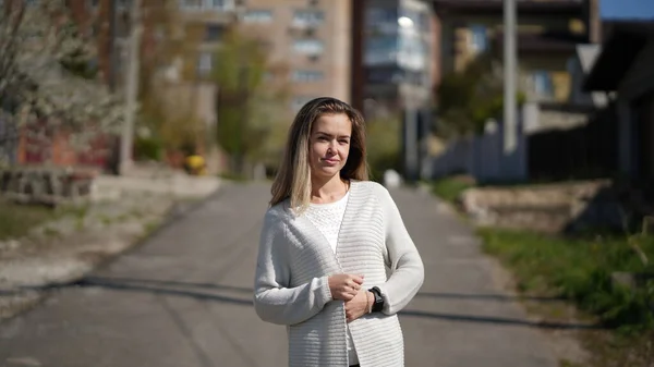 Porträt Einer Stilvollen Attraktiven Frau Mit Langen Haaren Die Einer — Stockfoto