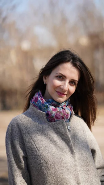 Schöne Lächelnde Frau Grauen Mantel Mit Schal Frühling Einem Park — Stockfoto