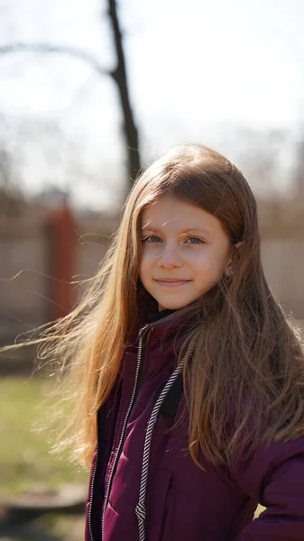 Retrato Menina Bonita Com Cabelos Longos Primavera Parque Cabelo Menina — Fotografia de Stock