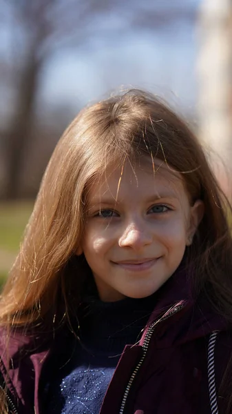 Parkta Uzun Kahverengi Saçlı Gülümseyen Güzel Bir Kızın Portresi — Stok fotoğraf
