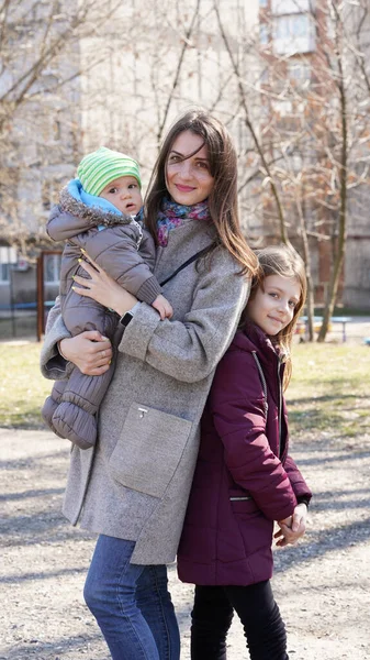 Beautiful Young Mom Cute Daughter Grey Jacket Hood Older Daughter — Stock Photo, Image