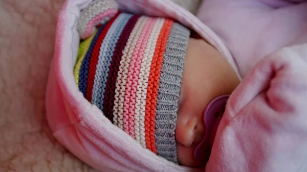 Retrato Bebê Recém Nascido Terno Rosa Deitado Cram Dois Mês — Fotografia de Stock