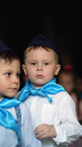 Портрет Хлопчиків Білих Сорочках Синій Хустці Дитячому Садку — стокове фото