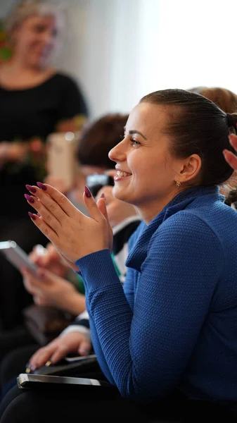 Young Mother Applauds Performance Children Festive Concert Kindergarten — Stock Photo, Image