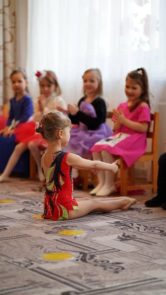 Дитячий Виступ Фестивалі Дитячому Саду Милі Дівчата Розумно Одягнені Танці — стокове фото