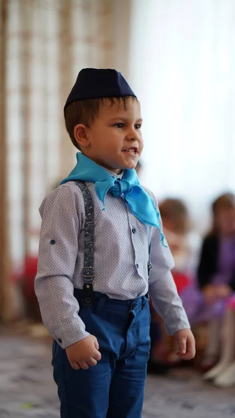 幼稚园里穿着白衬衫 头戴蓝领巾 头戴草帽的可爱滑稽男孩的画像 — 图库照片