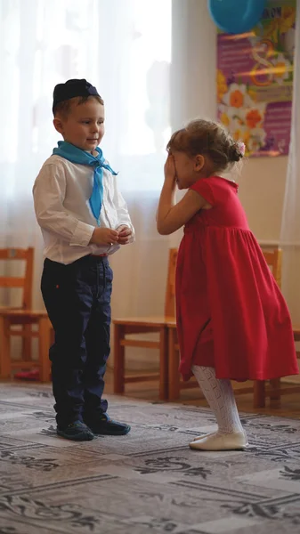 Występ Dzieci Festiwalu Przedszkolu Chłopiec Dziewczyna Elegancko Ubrany Wydajność — Zdjęcie stockowe