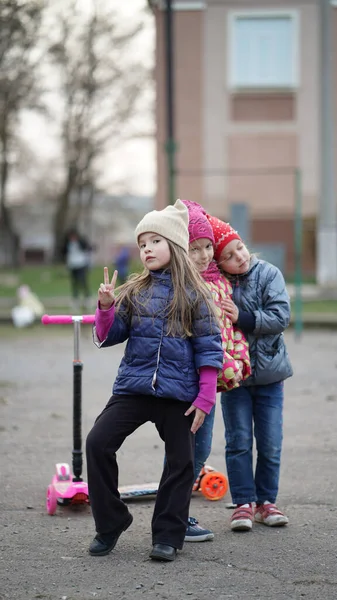 Nette Mädchen Posieren Auf Dem Spielplatz Drei Befreundete Kinder Vergnügen — Stockfoto