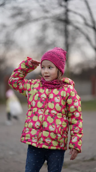 Portret Uroczej Dziewczynki Czerwonym Kapeluszu Pozującej Placu Zabaw Dziecko Podnoszące — Zdjęcie stockowe
