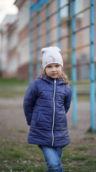 Портрет Милої Маленької Дівчинки Червоному Капелюсі Позує Дитячому Майданчику Біля — стокове фото