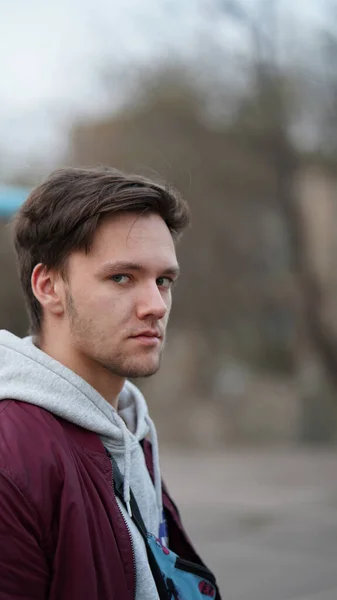 Portrait Jeune Homme Non Rasé Veste Rouge Extérieur — Photo